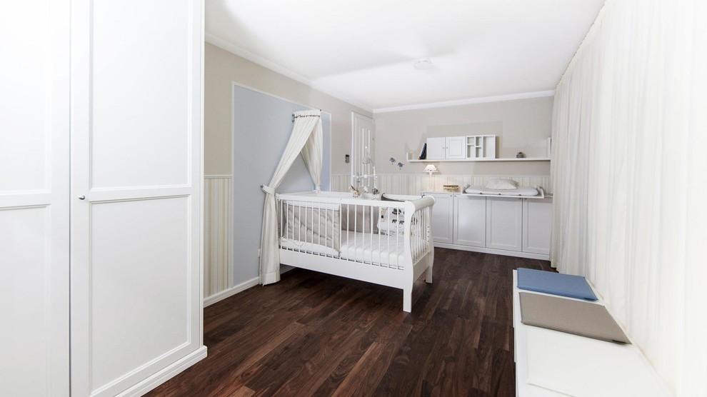 Neutrales Landhaus Babyzimmer mit bunten Wänden, dunklem Holzboden und braunem Boden in Sonstige