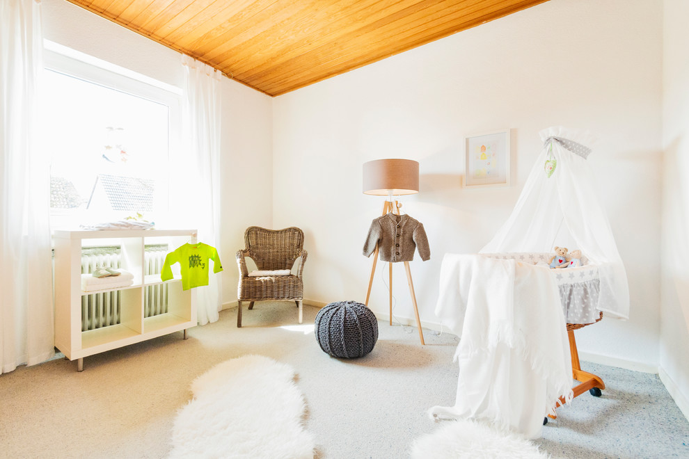 Neutrales, Mittelgroßes Skandinavisches Babyzimmer mit weißer Wandfarbe, Teppichboden und grauem Boden in Hamburg