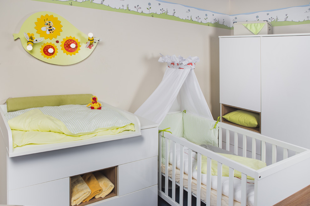 Mittelgroßes, Neutrales Modernes Babyzimmer mit beiger Wandfarbe in Sonstige