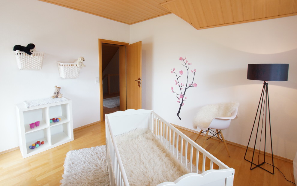 Exemple d'une chambre de bébé tendance.