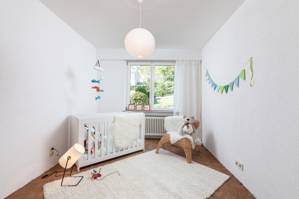 Aménagement d'une chambre de bébé neutre contemporaine de taille moyenne avec un mur blanc, moquette et un sol marron.