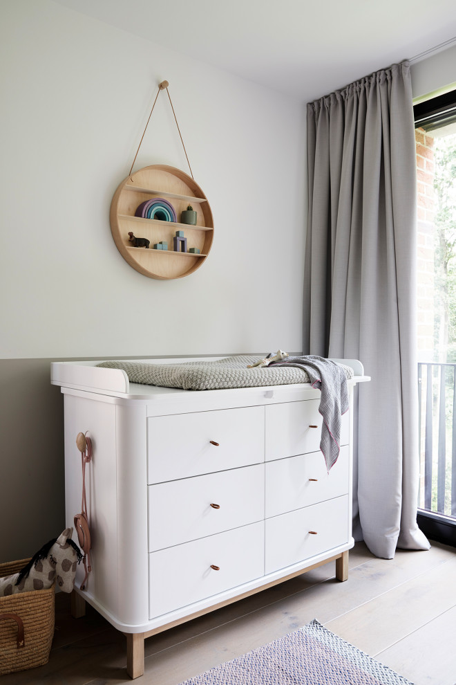 Bild på ett minimalistiskt babyrum