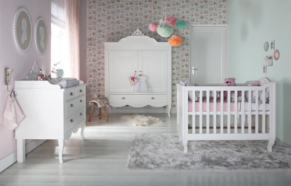 ケルンにある中くらいなトラディショナルスタイルのおしゃれな赤ちゃん部屋 (女の子用、マルチカラーの壁、淡色無垢フローリング) の写真