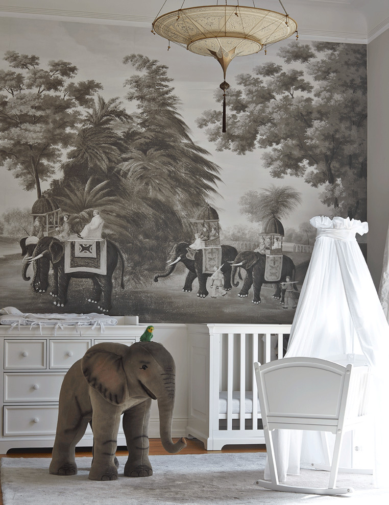 Idées déco pour une chambre de bébé neutre exotique de taille moyenne avec un sol en bois brun et un mur gris.
