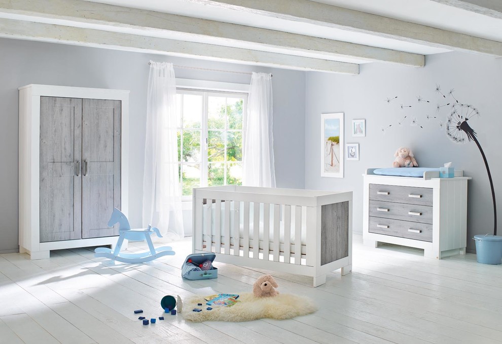 Idéer för ett lantligt könsneutralt babyrum, med grå väggar, målat trägolv och vitt golv
