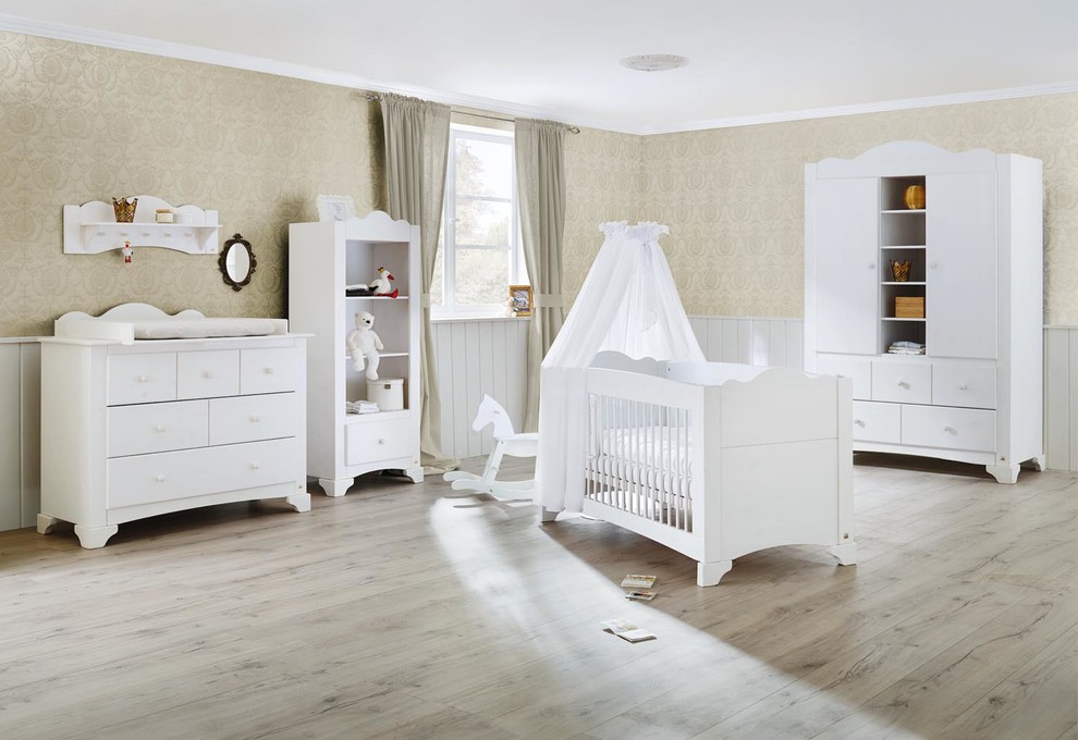 Idées déco pour une chambre de bébé neutre campagne avec un mur beige et parquet clair.