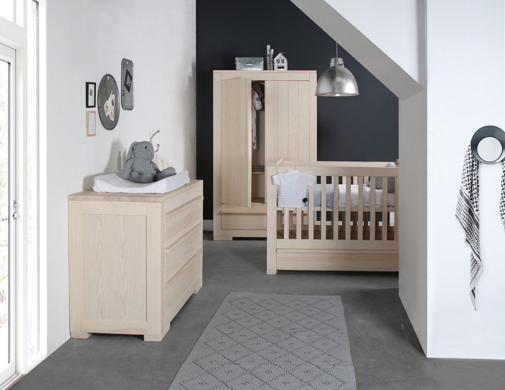 Idée de décoration pour une chambre de bébé neutre tradition de taille moyenne avec un mur noir, sol en béton ciré et un sol gris.