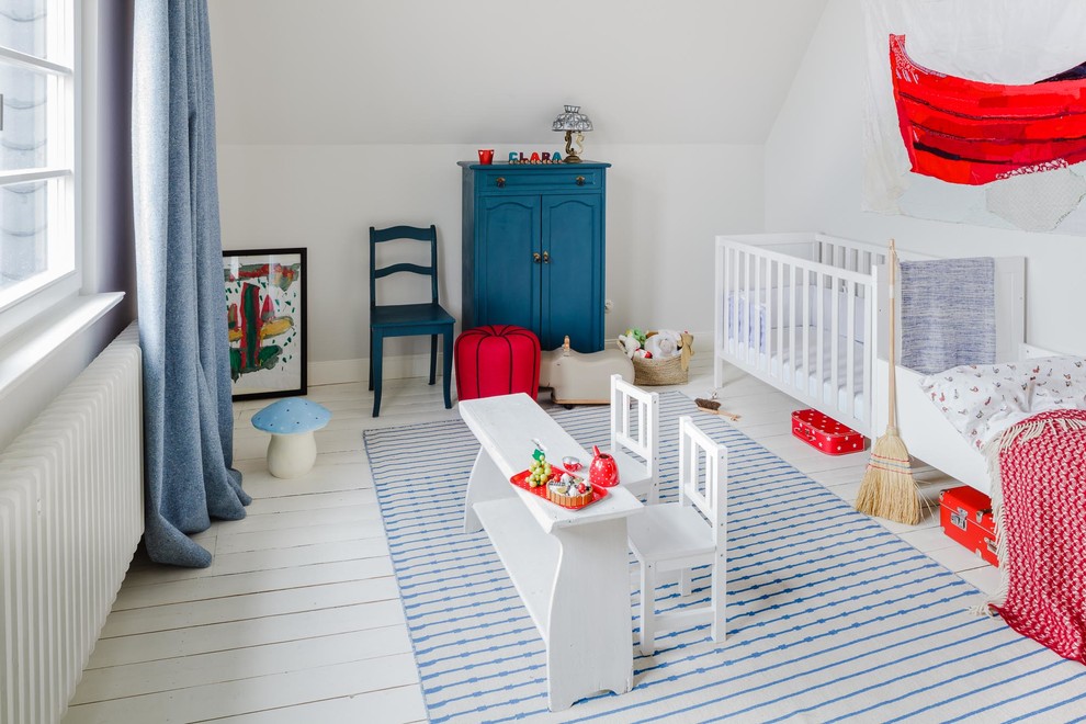 На фото: нейтральная комната для малыша среднего размера в морском стиле с белыми стенами, деревянным полом и белым полом