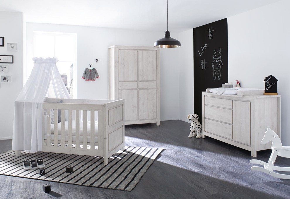 Neutrales Modernes Babyzimmer mit weißer Wandfarbe und dunklem Holzboden in Hamburg