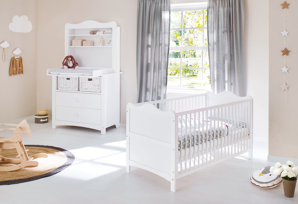 Kleines Landhausstil Babyzimmer mit beiger Wandfarbe, hellem Holzboden und weißem Boden in Dortmund