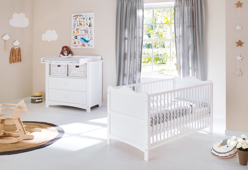 Kleines, Neutrales Landhaus Babyzimmer mit beiger Wandfarbe, gebeiztem Holzboden und weißem Boden in Dortmund
