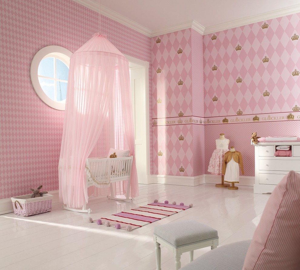 Foto di una cameretta per neonata design con pareti rosa, pavimento in legno verniciato e pavimento bianco