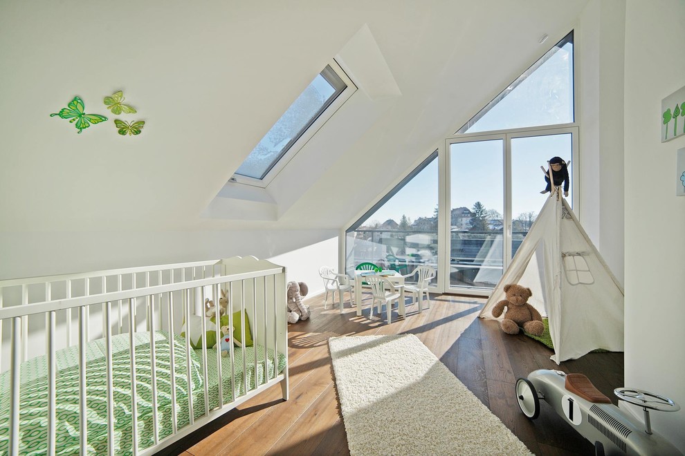 Neutrales, Mittelgroßes Modernes Babyzimmer mit weißer Wandfarbe, braunem Holzboden und braunem Boden in München