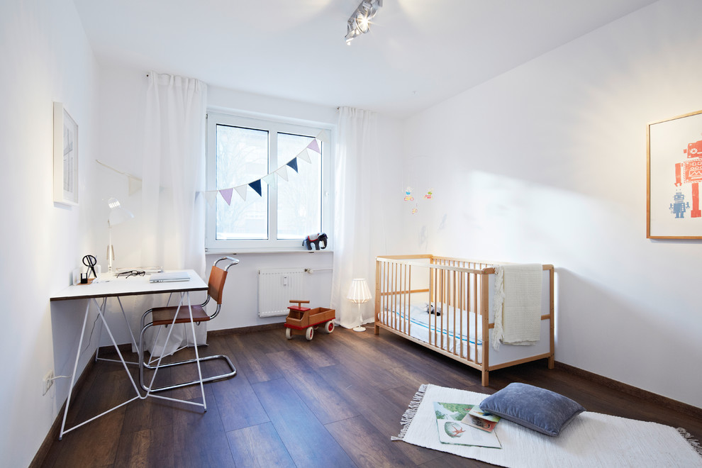 На фото: комната для малыша среднего размера в современном стиле с белыми стенами, темным паркетным полом и коричневым полом для мальчика с