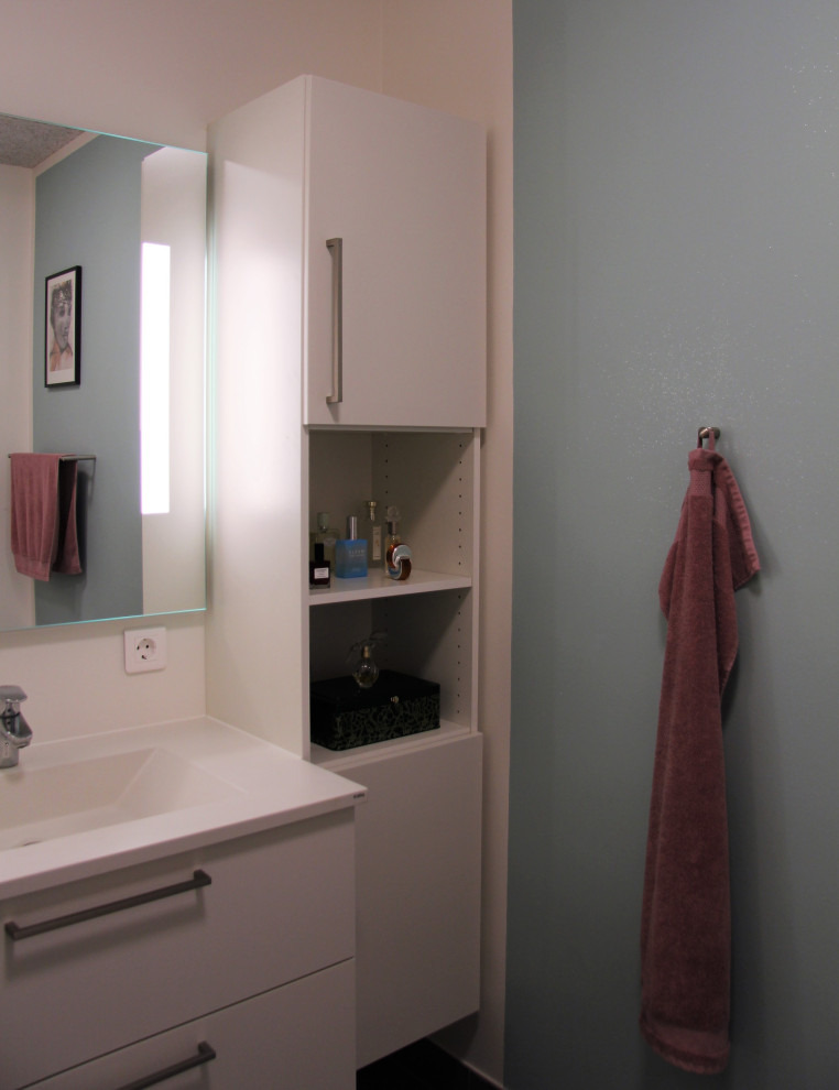 Exemple d'une salle de bain principale moderne avec un placard à porte plane, des portes de placard blanches, une douche d'angle, un carrelage beige, des carreaux de céramique, un mur blanc, un sol en carrelage de céramique, un lavabo intégré, un sol gris, une cabine de douche avec un rideau, un plan de toilette blanc, meuble simple vasque et meuble-lavabo suspendu.