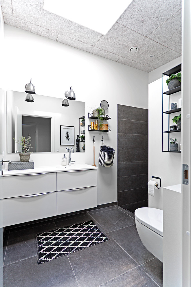 Idéer för mellanstora nordiska badrum, med vita väggar och grått golv
