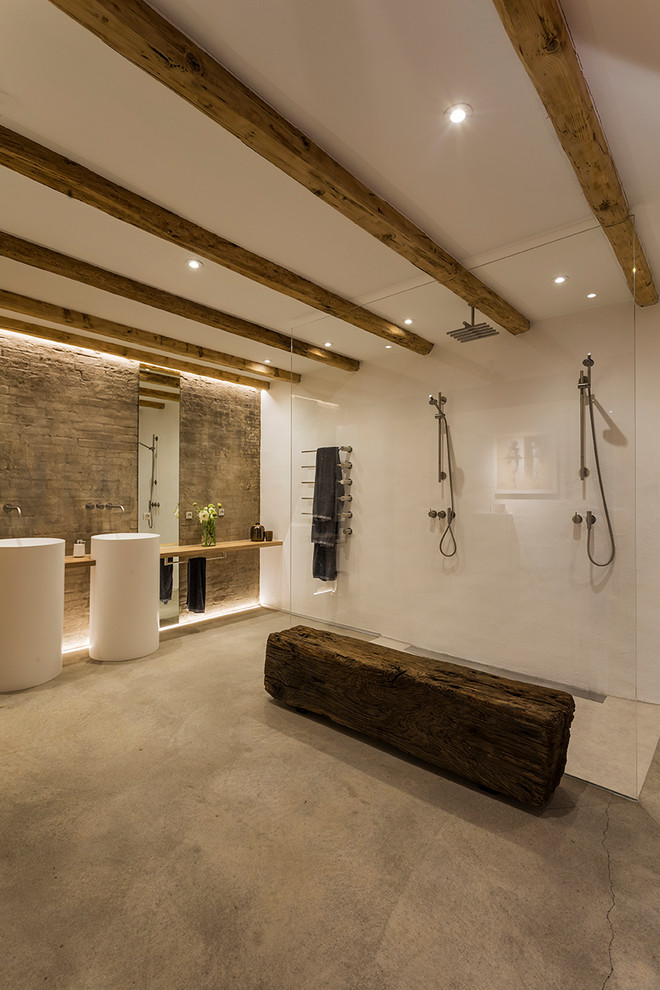 Источник вдохновения для домашнего уюта: главная ванная комната в стиле модернизм с двойным душем, бетонным полом, раковиной с пьедесталом и открытым душем