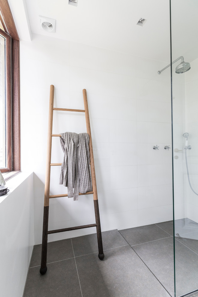 Idéer för att renovera ett stort minimalistiskt badrum med dusch, med en hörndusch, vit kakel, porslinskakel, vita väggar, klinkergolv i keramik och med dusch som är öppen