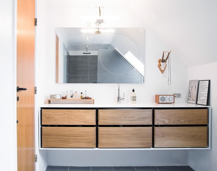 コペンハーゲンにある北欧スタイルのおしゃれな浴室 (白い壁、壁付け型シンク) の写真