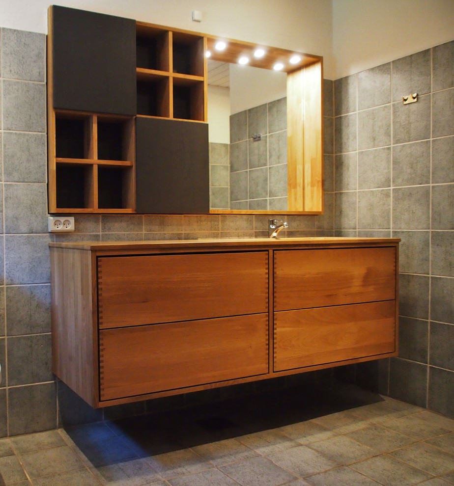 Inredning av ett skandinaviskt mellanstort en-suite badrum, med möbel-liknande, skåp i mellenmörkt trä, blå kakel, porslinskakel, vita väggar, ett undermonterad handfat och träbänkskiva