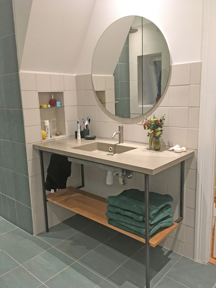Modern inredning av ett mellanstort badrum med dusch, med öppna hyllor
