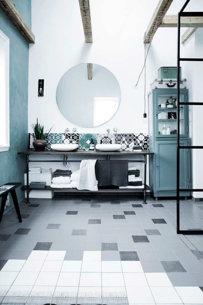 Пример оригинального дизайна: ванная комната среднего размера в современном стиле с фасадами островного типа, синими фасадами, цементной плиткой и столешницей из нержавеющей стали