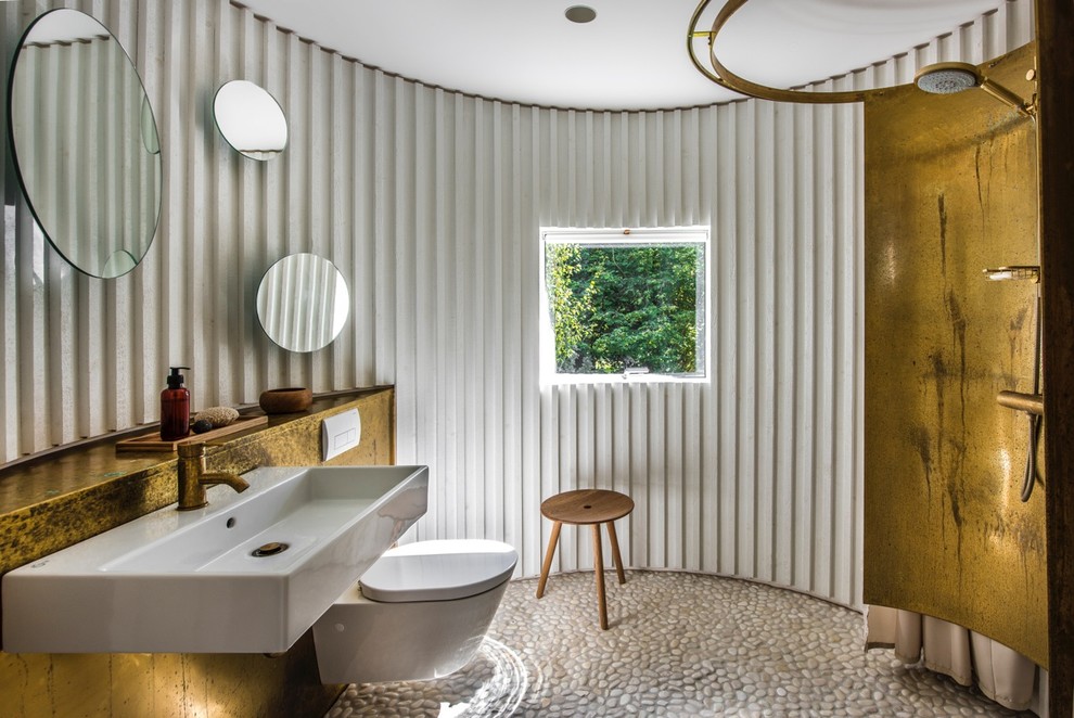 Idée de décoration pour une salle de bain nordique avec une cabine de douche avec un rideau.