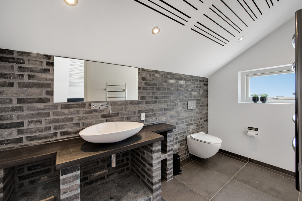 Inspiration for a scandi bathroom in Esbjerg with open cabinets and wooden worktops.