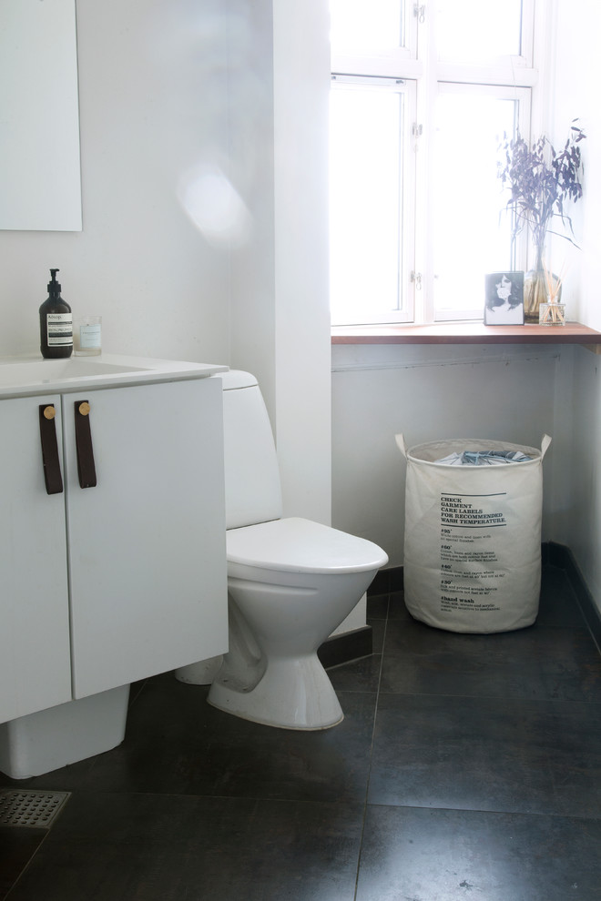 Example of a minimalist bathroom design in Copenhagen