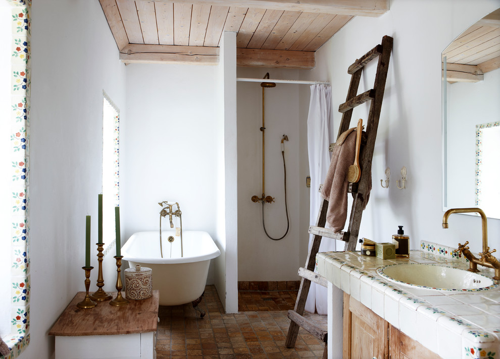 Inspiration för ett mellanstort maritimt badrum med dusch, med luckor med upphöjd panel, skåp i ljust trä, ett fristående badkar, en dusch i en alkov, porslinskakel, vita väggar, klinkergolv i terrakotta, ett integrerad handfat, kaklad bänkskiva och dusch med duschdraperi