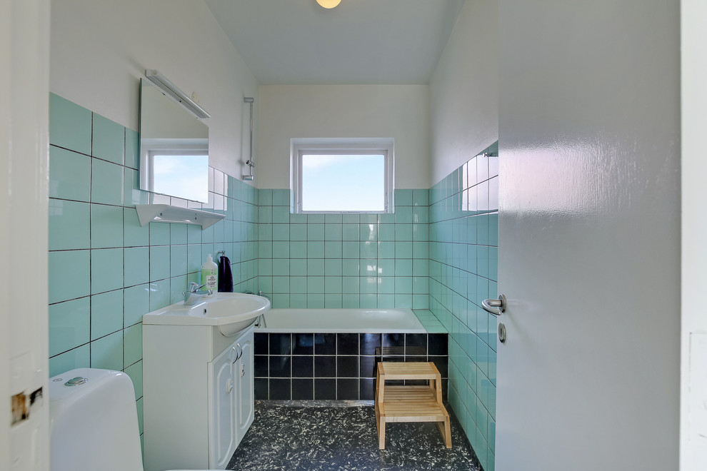 Immagine di una stanza da bagno chic con ante a filo, ante bianche, pareti multicolore, pavimento in linoleum e pavimento nero