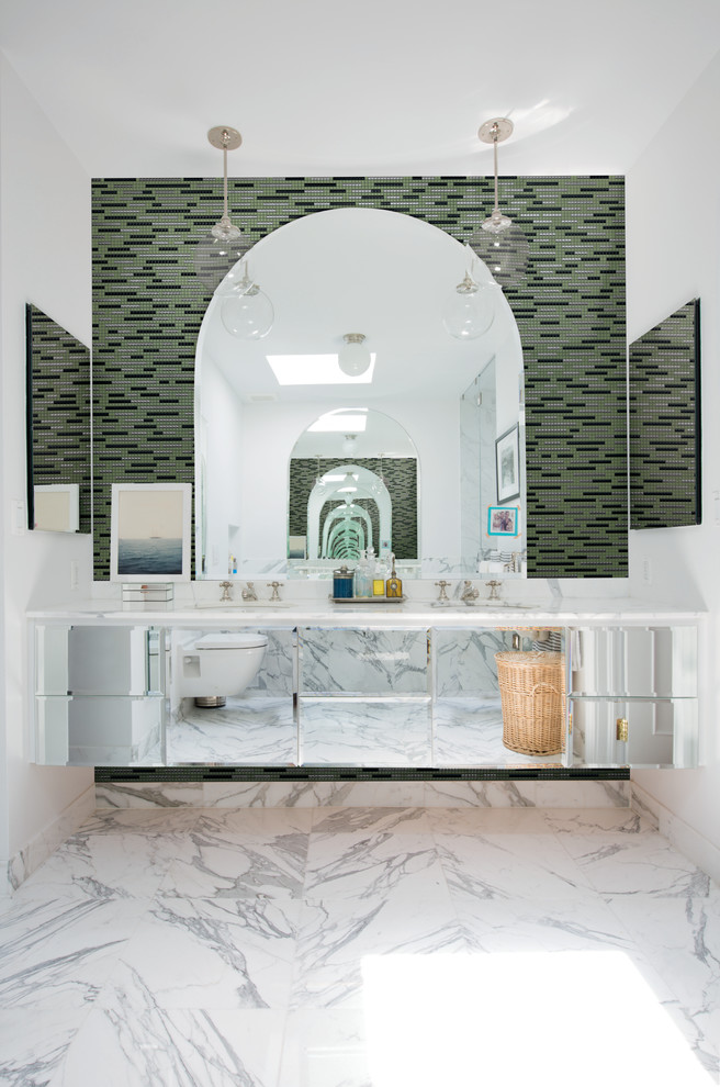 На фото: большая главная ванная комната в классическом стиле с стеклянными фасадами, инсталляцией, разноцветной плиткой, белыми стенами и мраморным полом
