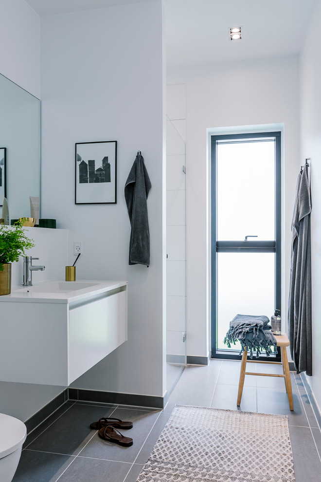 Inspiration for a scandinavian bathroom remodel in Aarhus