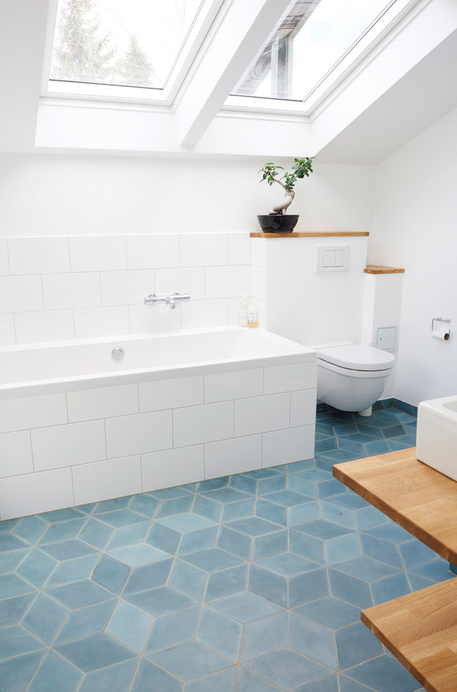 На фото: ванная комната среднего размера в скандинавском стиле с
