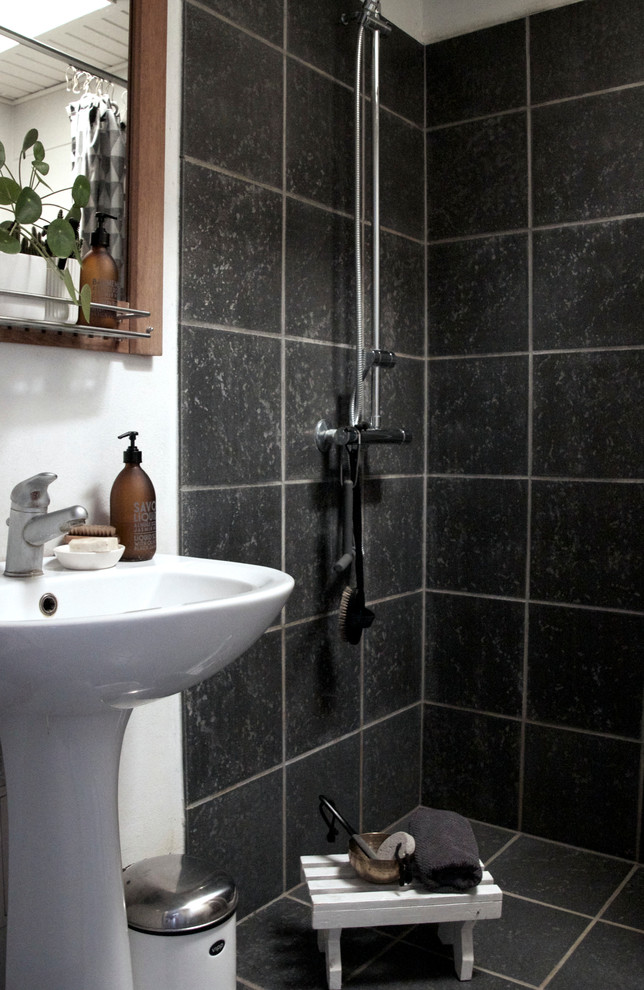 エスビャールにある北欧スタイルのおしゃれな浴室の写真
