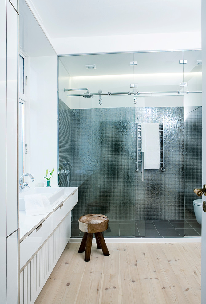 Foto de cuarto de baño escandinavo grande con ducha con puerta con bisagras