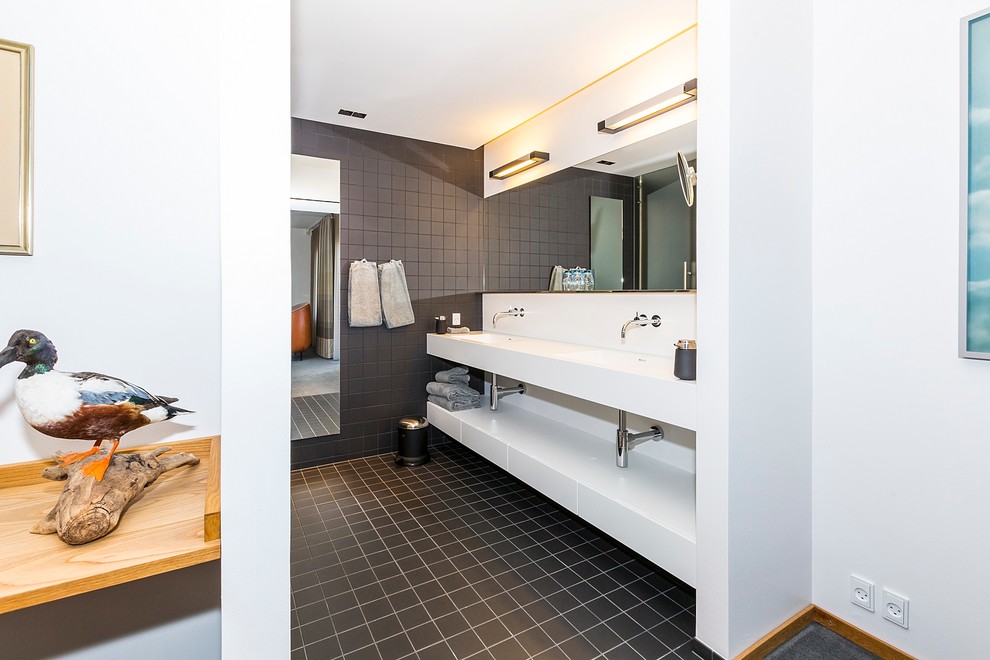 Photo of a modern bathroom in Esbjerg.