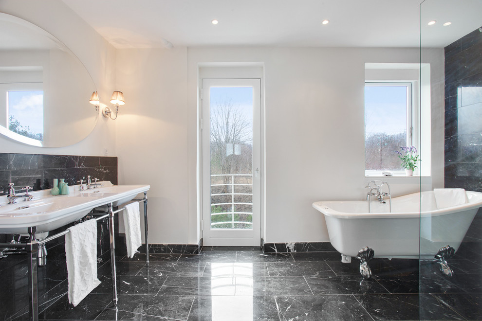 Exempel på ett stort klassiskt en-suite badrum, med ett badkar med tassar, svart kakel, vita väggar, ett piedestal handfat, stenkakel, marmorgolv och med dusch som är öppen