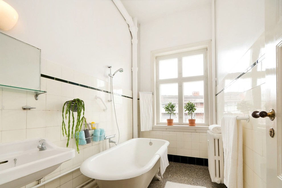 Свежая идея для дизайна: главная ванная комната среднего размера в скандинавском стиле с ванной на ножках, белой плиткой, белыми стенами, подвесной раковиной, душем над ванной, керамогранитной плиткой, полом из керамогранита и открытым душем - отличное фото интерьера