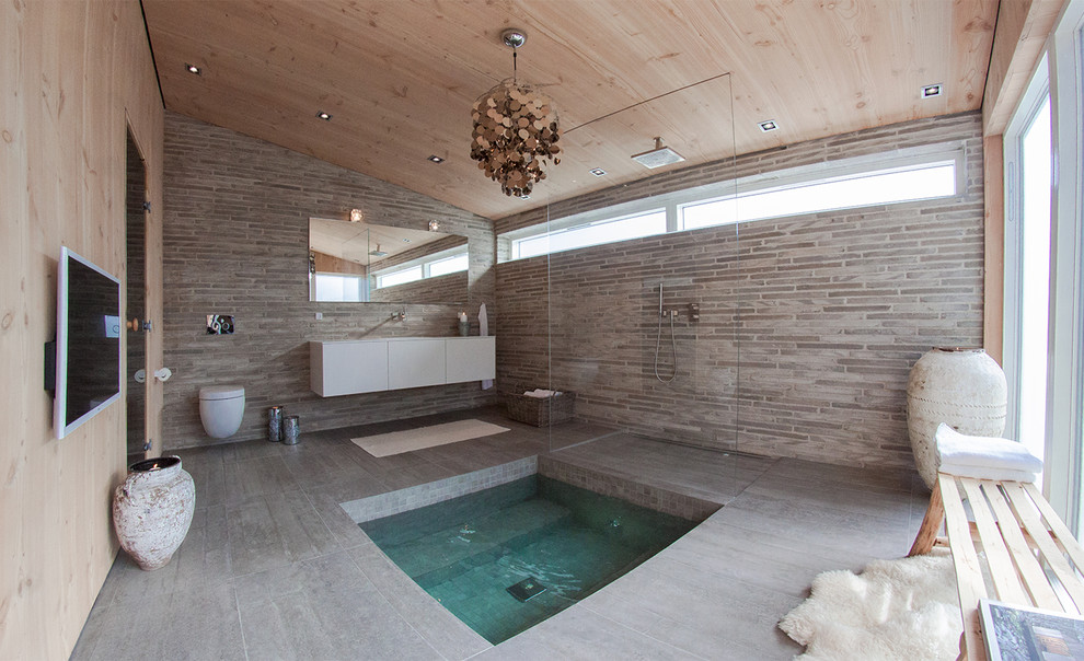 Ispirazione per una stanza da bagno design con doccia aperta