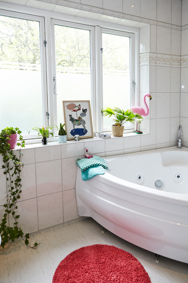 ウィルトシャーにあるエクレクティックスタイルのおしゃれな浴室 (白いタイル) の写真