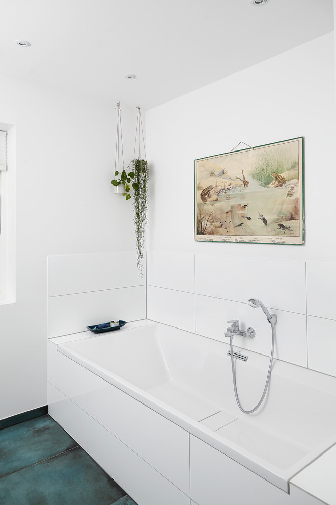 Foto di una stanza da bagno scandinava di medie dimensioni con vasca/doccia, piastrelle bianche e pavimento blu