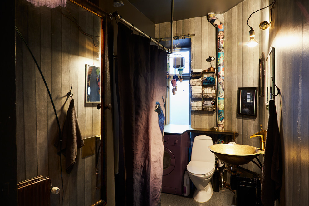 This is an example of an eclectic bathroom in Copenhagen.