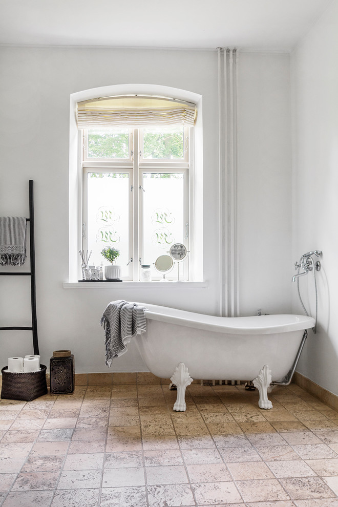 Inredning av ett klassiskt mellanstort badrum med dusch, med ett badkar med tassar, en dusch/badkar-kombination, travertin golv och beiget golv