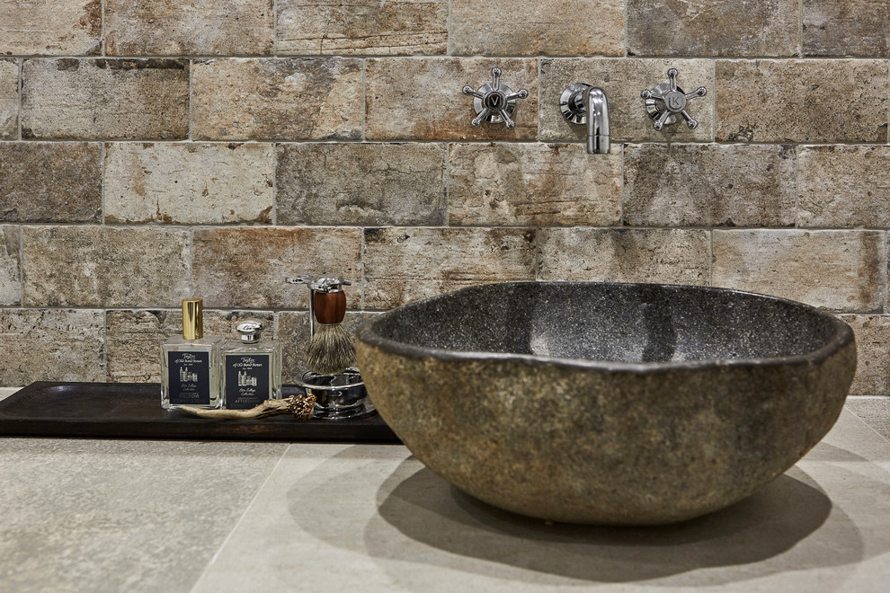 オールボーにある北欧スタイルのおしゃれな浴室の写真