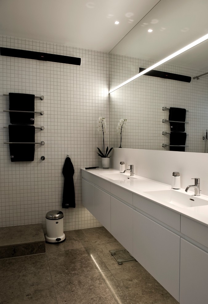 オールボーにある北欧スタイルのおしゃれな浴室の写真