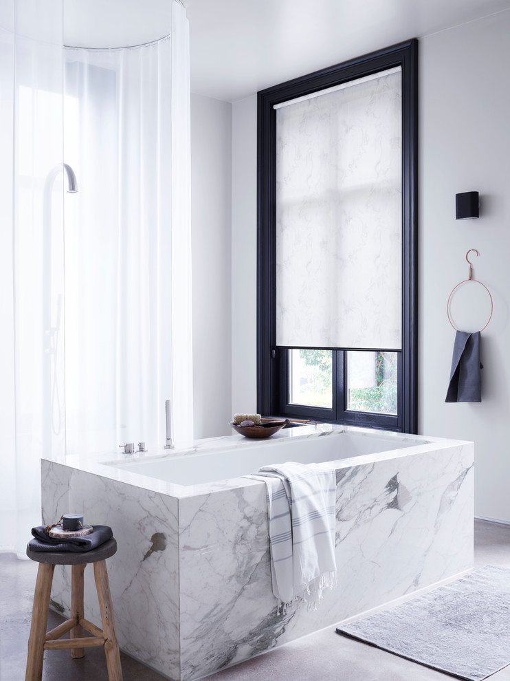 Inredning av ett modernt mellanstort badrum med dusch, med ett fristående badkar, en kantlös dusch, vita väggar och dusch med duschdraperi