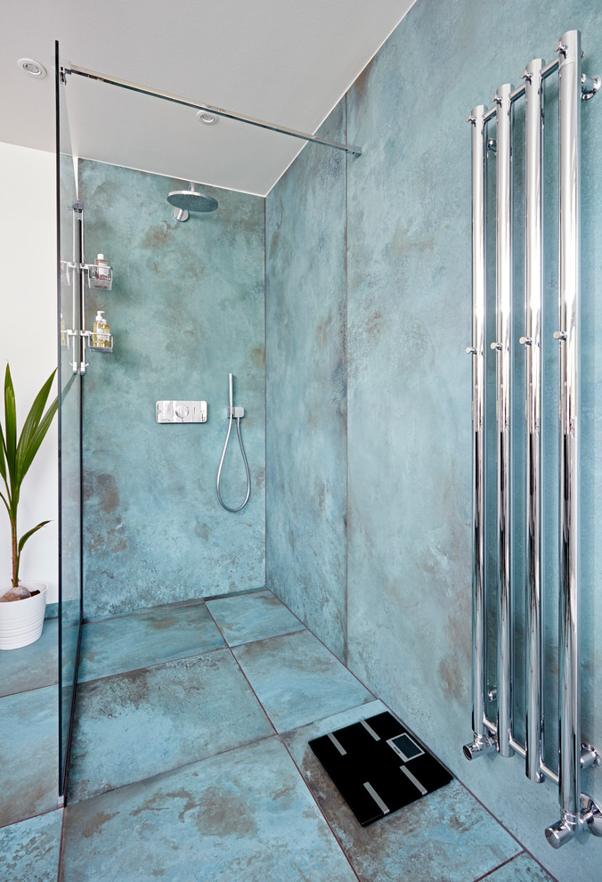 На фото: ванная комната в современном стиле с синей плиткой, синими стенами, душевой кабиной, открытым душем и синим полом с