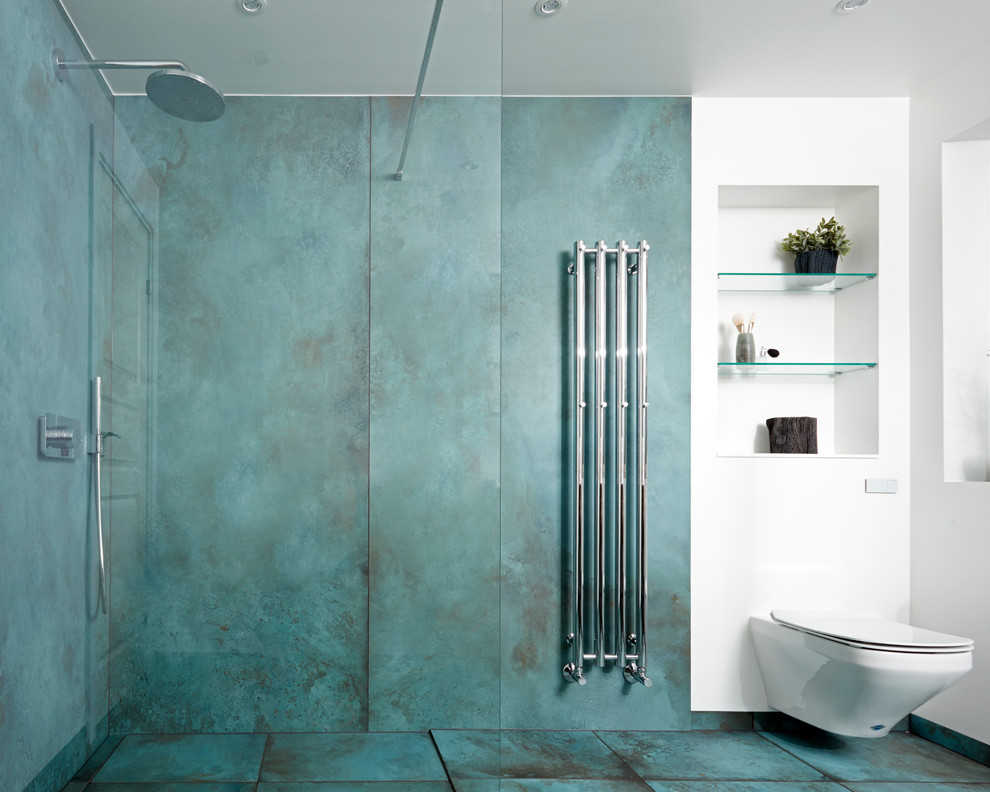 Idéer för mellanstora funkis badrum, med blå kakel, med dusch som är öppen, öppna hyllor, en vägghängd toalettstol, blå väggar och turkost golv