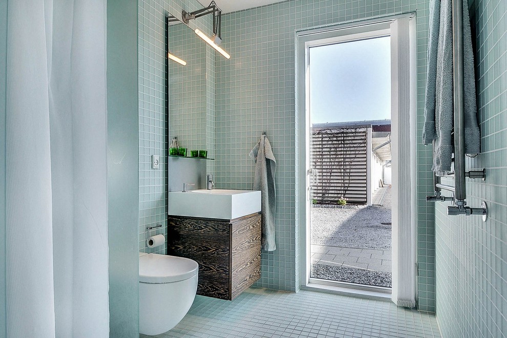 オーデンセにある北欧スタイルのおしゃれな浴室の写真